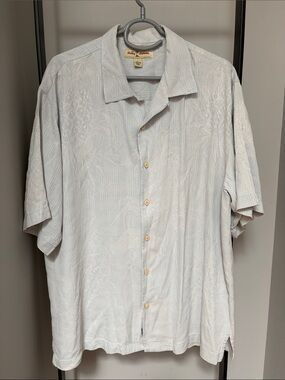 Tommy Bahama Men's Pale blue 100%silk Tropical hawaiian shirt . classic